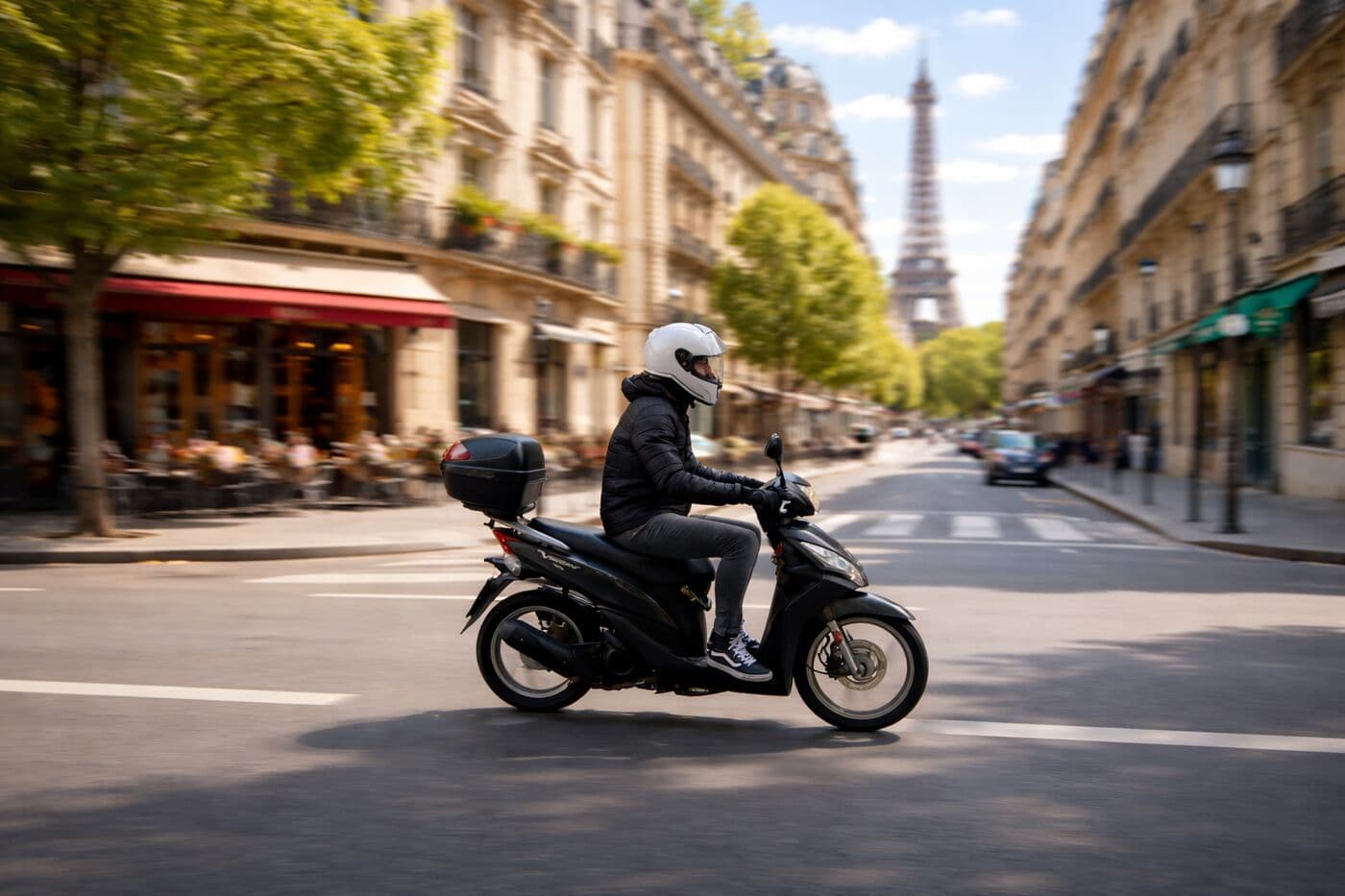 Scooter de livraison COURSIER 3.0 devant la Tour Eiffel à Paris